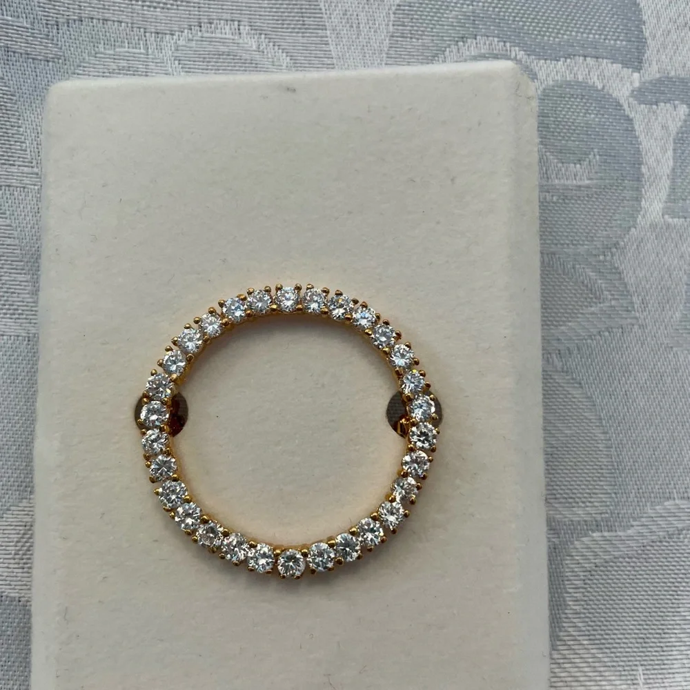 NWOT Avon Brooch White & Gold Tone